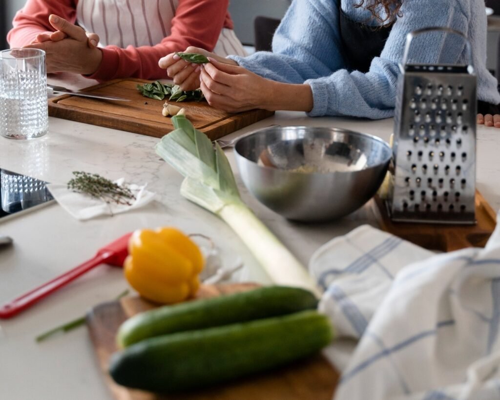 personne autour d'une table de cuisine