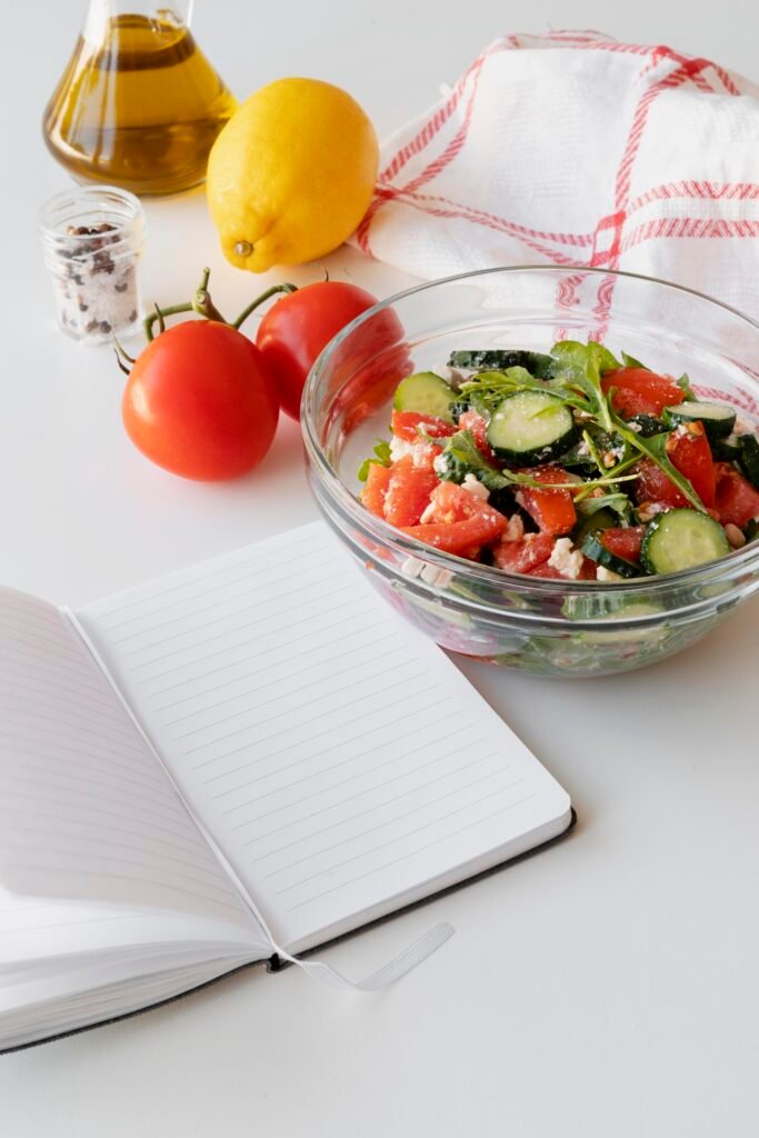 Livre ouvert avec saldier et legume